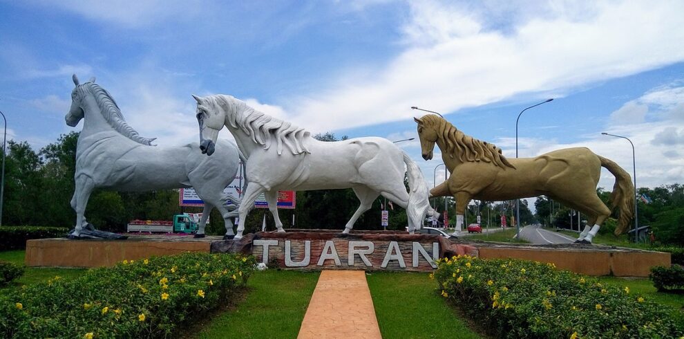 1280px-Bulatan_Kuda_Tuaran_Sabah_Malaysia